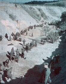 p-viyskovopoloneni_zakopuyut_tila_rozstrilyanih_u_babinomu_yaru._01.10.1941